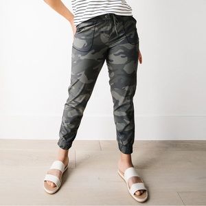Albion Fit Camo Print Destination Drawstring Cropped Jogger Pants